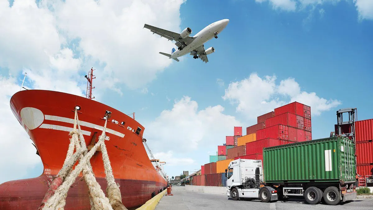 Barco, avión y camiones con contenedores en una operación de comercio internacional