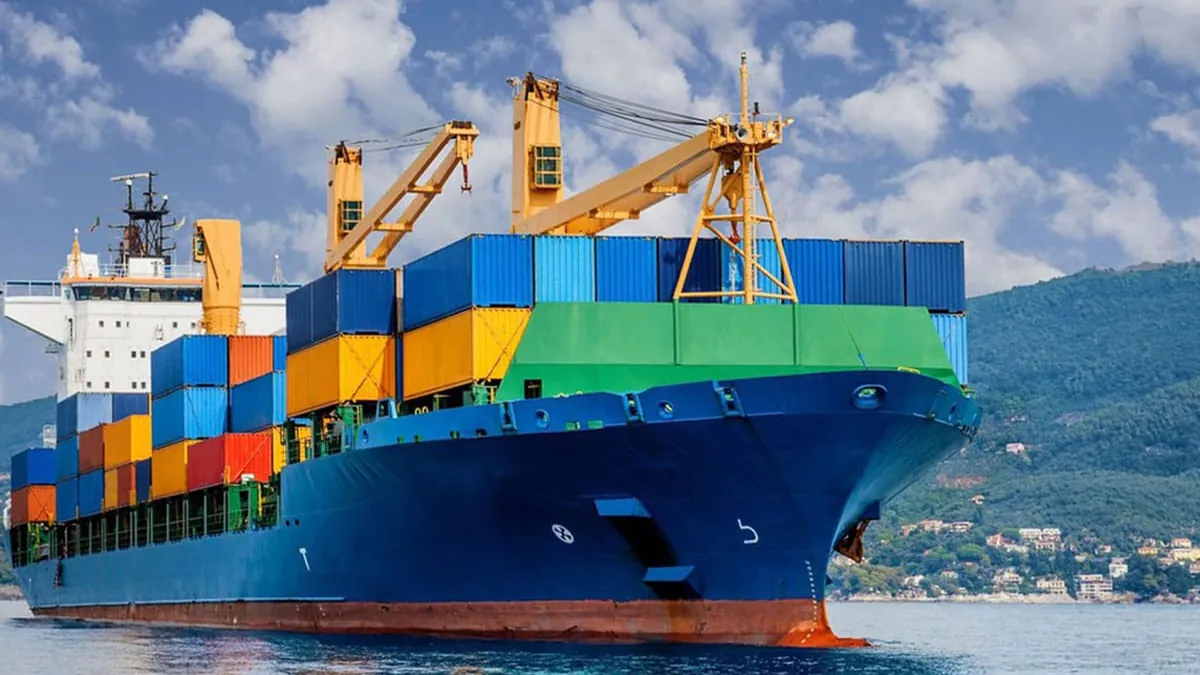 Buque portacontenedores navegando frente a la costa en una ruta de importación