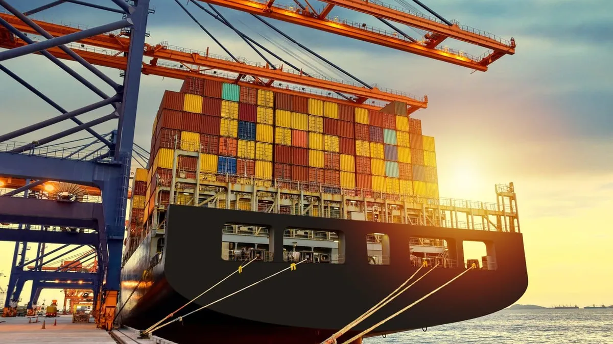 Contenedor siendo izado en el puerto durante la descarga de mercancía importada desde México
