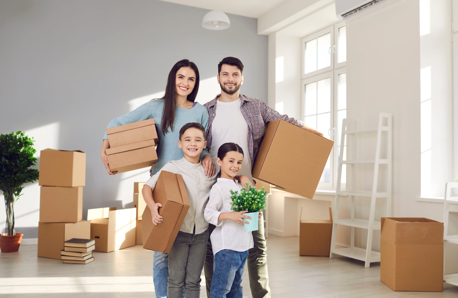 Cajas etiquetadas y preparadas para una mudanza internacional